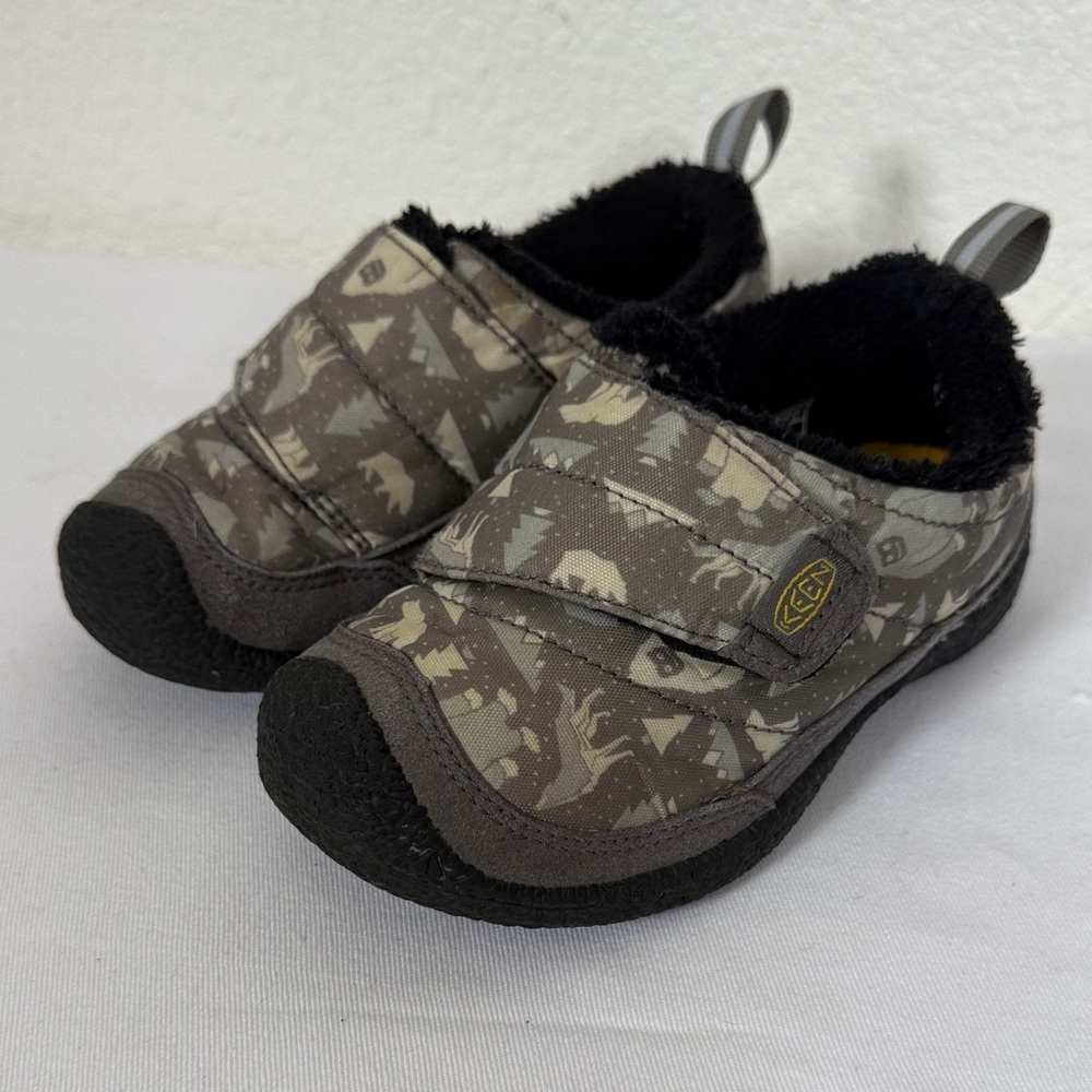 Keen Kids Slippers in Brown and Black